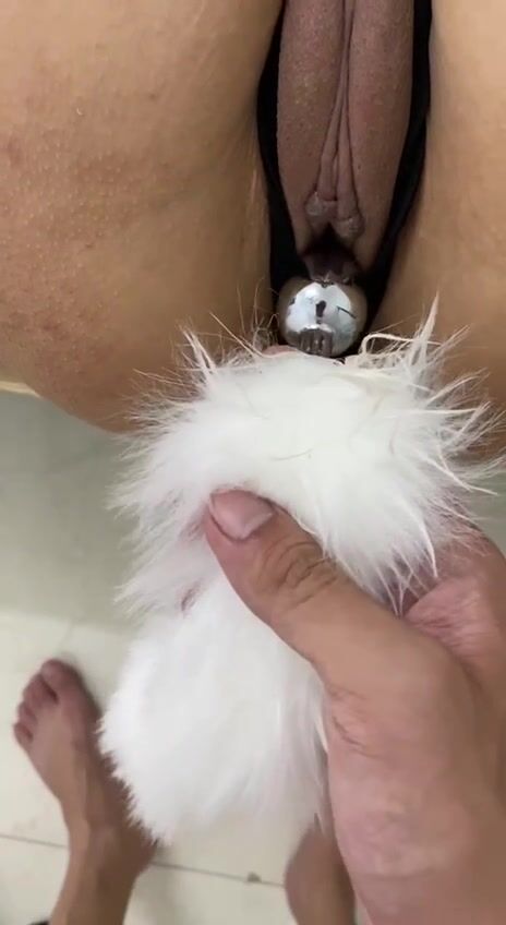 Rút cái đuôi cáo trong lỗ đít em ra để thông lỗ nhị vì địt lồn mãi cũng chán rồi